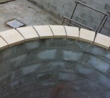 Chapeau mur de sout&egrave;nement pos&eacute;. 
Reste les joints mais l'interstice me semble &eacute;norme non?