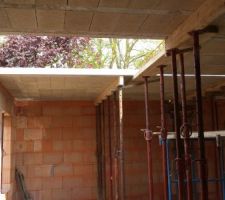 Plancher pr&ecirc;t a &ecirc;tre coul&eacute; et la tr&eacute;mie d'escalier