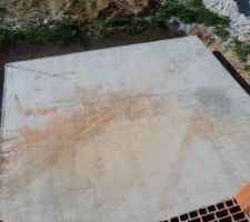 La dalle du future garage (un peu amoch&eacute;e par les mat&eacute;riaux entrepos&eacute;s)