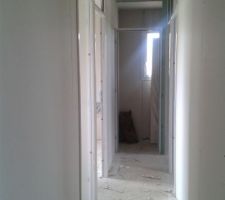 Couloir qui mène au chambres,salle de bain, et toilette au fond
