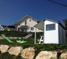 La cabane des enfants...on voit la grue du maçon du voisin...