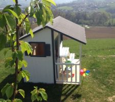 La cabane des enfants...on voit la grue du maçon du voisin...