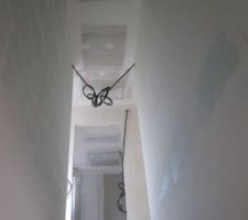 Montée d'escalier vue du bas