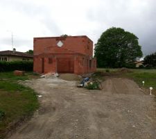 Finition de l'étage - façade avant - Nous pensons déjà à transformer la porte de garage en baie vitrée après réception de la maison.