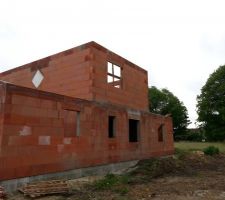 Finition de l'étage - façade côté chambre pour le haut - rez-de-chaussée ouvertures garage à vélo, cellier, cuisine et chambre petit dernier