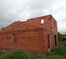 Finition de l'étage on l'espère pour aujourd'hui, restant que ce petit bout au-dessus de la fenêtre avec chaînage pour consolider le tout ...