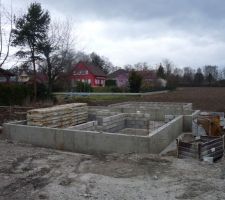15 mars, Vide sanitaire coulé! Suivi du montage des murs de refend et du vide sanitaire du garage...