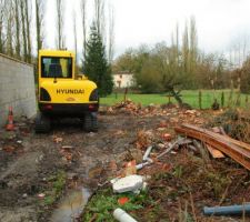 D&eacute;molition du garage en ruines au fond du terrain.