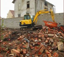 D&eacute;molition de la ruine au fond du terrain par le vendeur.