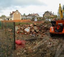 D&eacute;molition de la ruine au fond du terrain par le vendeur.