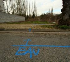 Passage du technicien Lyonnaise des Eaux et marquages au sol pour l'eau potable et l'assainissement.