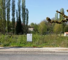 Pose d'une protection de trottoir en b&eacute;ton.