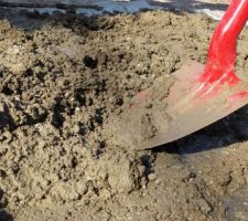 Pose d'une protection de trottoir en b&eacute;ton.