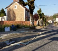 Pose d'une protection de trottoir en b&eacute;ton.