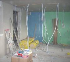 RDC isolé! Reste les cloisons à poser
Vue sur la cuisine et au fond salle d'eau, local technique