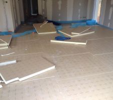 Pose des dalles isolantes pour le plancher chauffant.