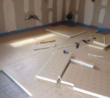 Pose des dalles isolantes pour le plancher chauffant.