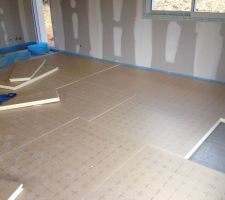Pose des dalles isolantes pour le plancher chauffant.
