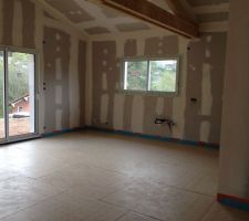 Pose des dalles isolantes pour le plancher chauffant.