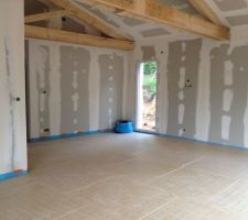 Pose des dalles isolantes pour le plancher chauffant.