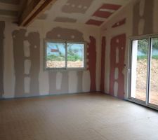 Pose des dalles isolantes pour le plancher chauffant.