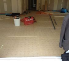 Pose des dalles isolantes pour le plancher chauffant.
