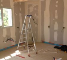 Pose des dalles isolantes pour le plancher chauffant.