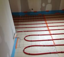Pose des nourrices et du plancher chauffant lui même.