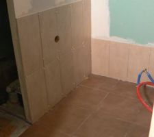 &agrave; gauche, emplacement du s&egrave;che serviette