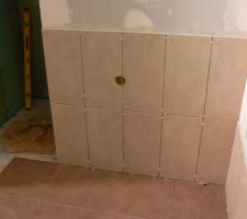 &agrave; gauche entr&eacute;e de la douche &agrave; l'italienne