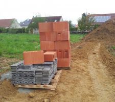 Fondation ok, y a plus qu'a monter le sous-sol.