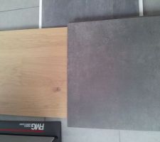 Idée association parquet chêne- carrelage béton pour le séjour