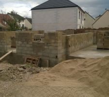 Les murs s'&eacute;l&egrave;vent et on commence &agrave; voir le gabarit de la maison