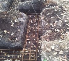Ferraillage, semelle 15x30
le sol est nickel,quasiment plat, la terre ne s'écroule pas, je n'ai quasiment pas besoin de coffrer