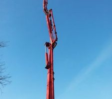 Camion pompe, plus pratique et pas trop confiance au niveau du sol et avec toutes mes chaises de fondation, y'a pas trop la place de tourner autour avec les toupies ...