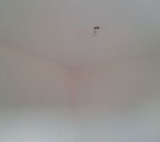 Sous couche sur les murs et peinture aux plafonds