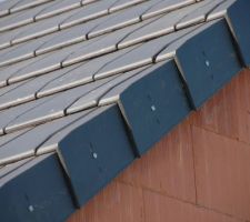 Détail de la couverture en tuiles VOLNAY 10/m² -Tuiles de rive