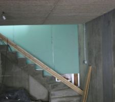 Montée d'escalier du sous sol au rez de chaussée