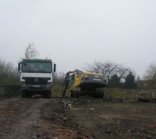 Excavation du terrain (40 camions évacués) superficie décaissée d'environ 150 m2 / 230 cms de profondeur