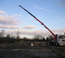 Grue en action qui pose le plancher