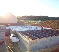 Pose des éléments du plancher sous la dalle.