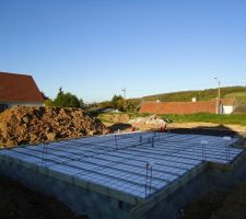 Pose des éléments du plancher sous la dalle.