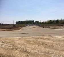 Terrain epa dans le fond