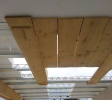 On voit que le bois travail beaucoup ! Les planches &eacute;taient coll&eacute;es &agrave; l'origine. Apr&egrave;s 2 semaines de beau temps, un jour de 6mm est apparu quand m&ecirc;me !