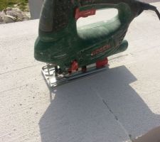 La scie sauteuse rentre comme dans du beurre dans le BC