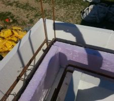 Les deux cha&icirc;nages (ceinture p&eacute;riph&eacute;rique &agrave; l'ext&eacute;rieur, et celui du plancher &agrave; l'int&eacute;rieur) s&eacute;par&eacute; par du styrodur pour couper le pont thermique