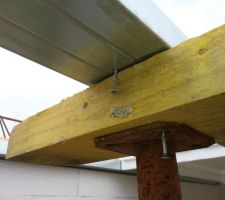 Des vis dans tous les sens pour &eacute;viter que le bastaings bouge lors de la coul&eacute;e. Il y a aussi des vis sur le dessus du bastaing