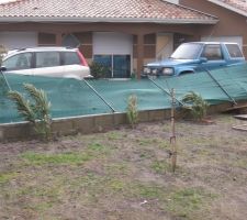 Dégâts du voisinage : poteaux de grillage sectionnés