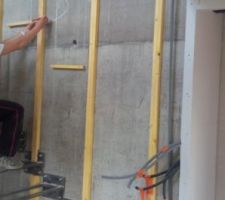 Pose de la structure pour habiller le mur de l'escalier en placo