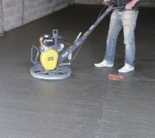 Lissage de la dalle du sous-sol